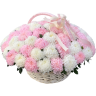 Корзина из пушистых румяных и белоснежных хризантем «Пудра»